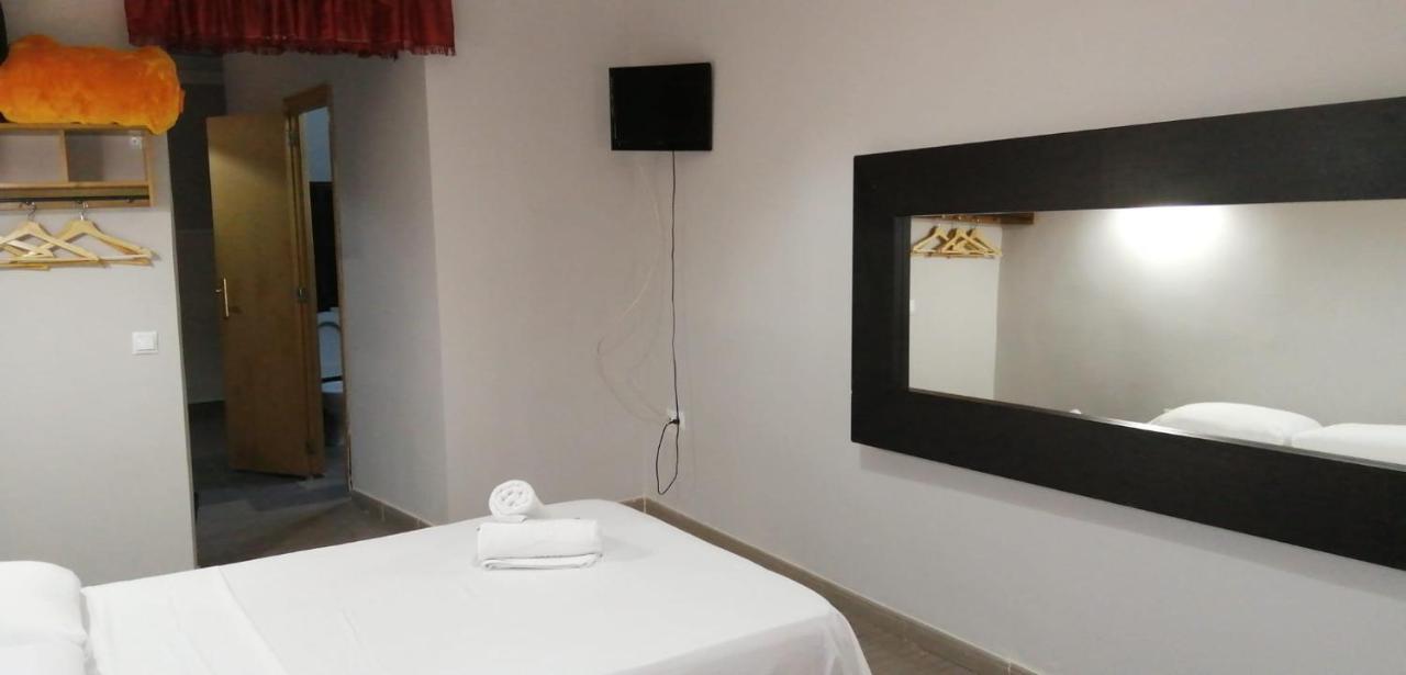 Hostal Oxum Madrid Exterior foto