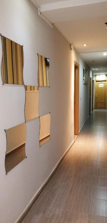 Hostal Oxum Madrid Exterior foto